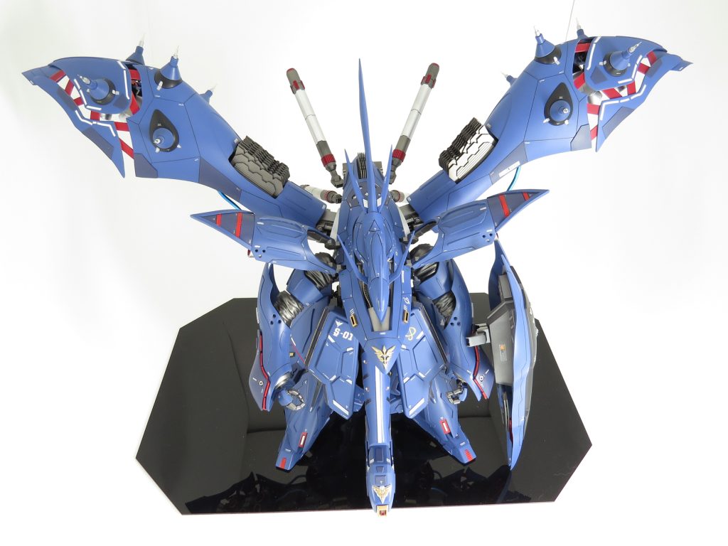 ファンネルコンテナは超音波カッターで分割し、その間にプラ板を挟んでサイコフレームをイメージしています。 ブースターや武器はコトブキヤのものを流用しています。