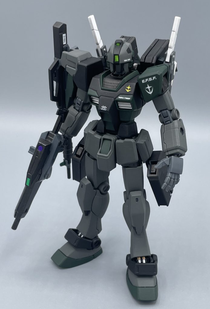 RGM-79 G/S GM COMMAND SNIPER 戦争の歴史…それは裏切りの歴史でもある。 U.C.0079…。宇宙世紀になっても戦争の本質は変わらず、連邦・ジオンともにスパイによる諜報活動は活発に行われた。スパイや内通者による情報の漏洩は、実際の戦場での損失を遥かに凌ぐ犠牲を、両軍に与えることとなった。 地球連邦軍は、こうした裏切り者やジオンのスパイを処理すべく、秘密裏に暗殺部隊を組織する。スレイブ・レイスといった特殊部隊がよく知られている。しかし、1部隊ですべての粛清を行うことは不可能であり、連邦内では更にいくつかの部隊が編成された。 本機体もそうした部隊に配属されたうちの一機であり、通常のジムコマンドよりも機体スペックが底上げされ、豊富な武装にアジャストできる性能を秘めている。