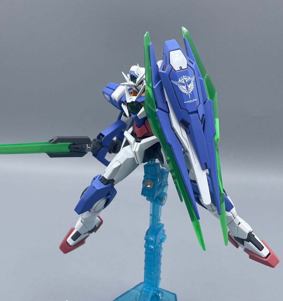 GNシールド クアンタの左肩に装備された大型のシールドで、GNドライブの1基が備わっています。GNソードビットの格納スペースにもなっており、飛んで行ったソードビットが戻ってくると、急速充電することが可能だそうです。 また、バインダーで稼働するためMSの両手を使わずに敵機の攻撃を防御することが可能です。ん? でも・・・・ クアンタにはハロ乗ってなくねぇ?  サバーニャとかならハロが防御を担うってことで理屈が分かりますが、せっちゃんはバインダーを操作してシールド防御しながら敵機を攻撃するのか・・・。イノベイター恐ろしすぎる。。。