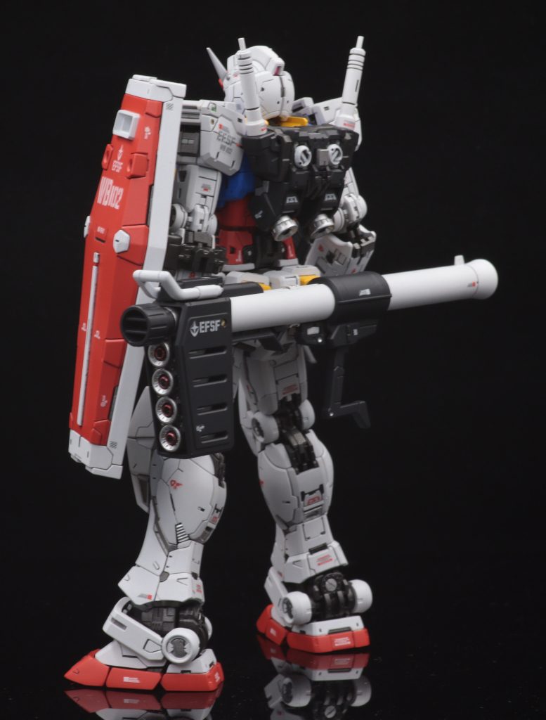 話題になっていたRGガンダムVer.2.0。カトキ版を意識して製作してます。主な改修点は頬のダクト、肩のフック、ビームサーベルの突起、シールドの十字消しです。他は全体的なディティールアップです。