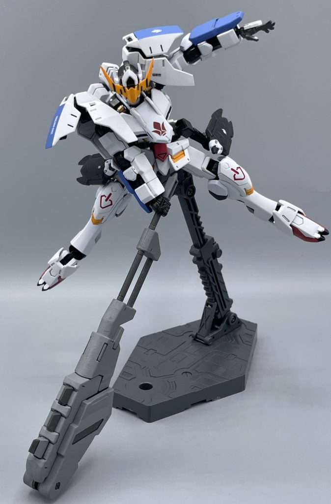 ガシャーン！！！　ぶん殴ったり敵に投げつけたりと大暴れの三日月。ＶＳカルタ戦での無慈悲っぷりには（主人公とは何ぞや…）という思いに駆られたのを覚えています。