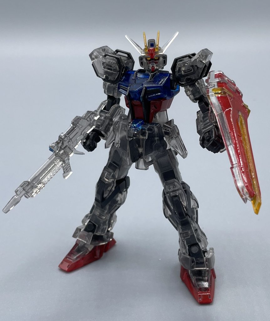 ストライクガンダム　ブラッククリアver.　こちらは、クリアの素地を生かして、色の足りない部分にクリア塗料を筆塗りしました。　クリア素体にクリア塗料を乗せて光沢スプレーを吹くと、宝石みたいにキラキラになって大好きなんです。個人的にはブラッククリアより、これまでのような普通のクリアの方が色のノリや発色が美しいので、そちらの方が良かったです。　ノーマルクリアはプレバンの武器セット？に付属するらしいので、仕方ありません。PSダウン状態のイメージもあるのでしょうね。