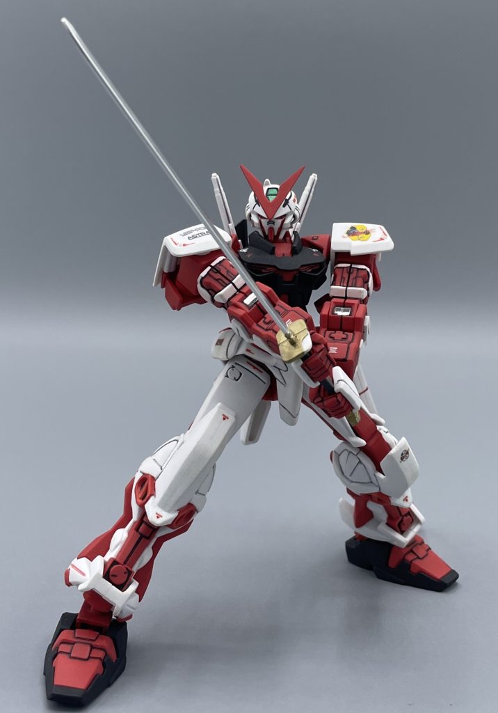 正眼の構え　本キットはHGであるにも関わらず、ガーベラストレートには銀のメッキ処理が施されています。ただ、鍔や柄の部分まで１パーツの一体成型でメッキ処理されてしまっているので、刀身以外はメッキを剥がして塗装を施す必要があります。