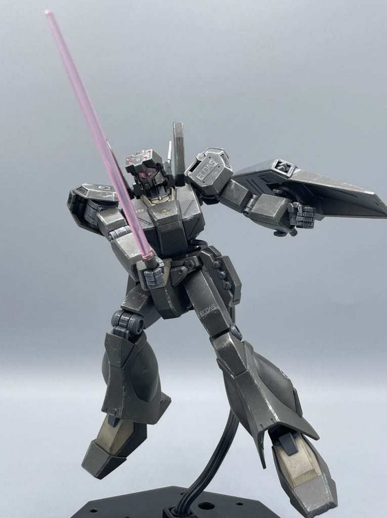 斬ッ!! 見て頂いて分かるように、このエコーズジェガンは可動範囲はあまり広くありません。このキットの特筆するべき点は、ズバリ「成形色」だと思います。彩度の低いカーキ×セールカラーの配色ということもあり、塗装せずとも質感が高く見えるキットです。土台が良いためドライブラシを施すと、もはや金属とも思える質感にまで昇華します。 キットの進化というと色分けや可動範囲に目がいきがちですが、成形色の向上もバンダイ様が努力してきた部分ですよね。最近のキットは最初からマットな質感で成形されていますし、塗装が必要なくなる日も来るかもしれませんね(^^) アイデンティティを出す意味で、「塗装」という文化は残っていくのでしょうが(^^♪