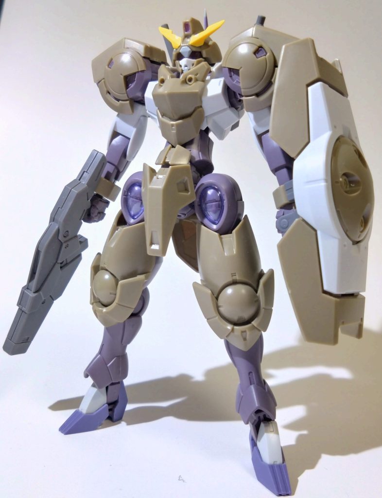 塗装前〜頭のキュリオス?のアンテナ、ガンダムタイプのフェイスマスク(ジャンクに入ってたから分からない…)、ベギル・ペンデのちょんまげ、ミカエリスの足と腿部以外は基本ハイングラです〜顎と額のはプラ板から作ってます~