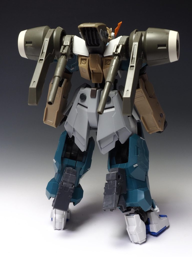 バックパックはデミバーディングと境界戦記のブレイディハウンドののパーツで作製、白いパーツはグシオンの足首パーツです。脹脛のバーニアパーツはコトブキヤのパーツを使いました。