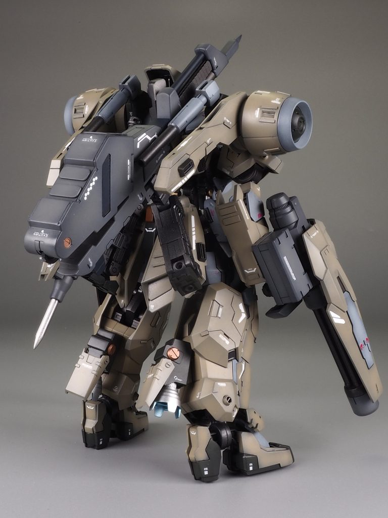 サブアームを使い近接武器を搭載させています。
