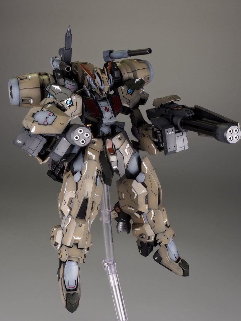 ルブリス・ウルのビームガトリングを2丁装備、そのままでは持たせられないのでハンドガード式のグリップに変更しました。