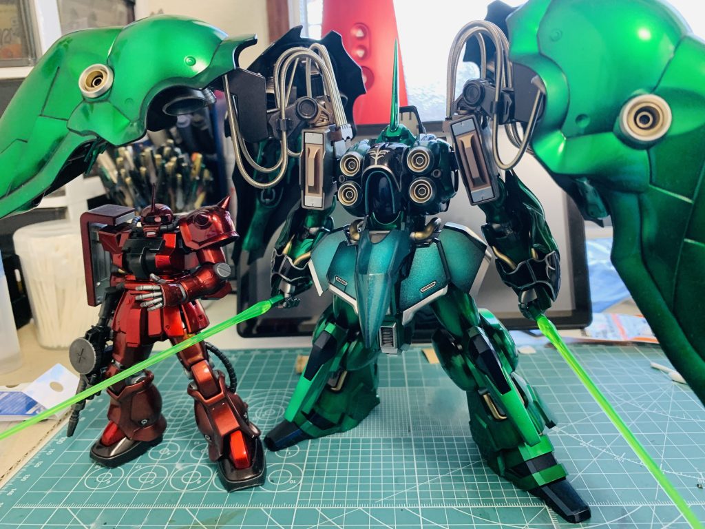 HGザクよりも羽根の方が大きいです。雨宿りみたいですw