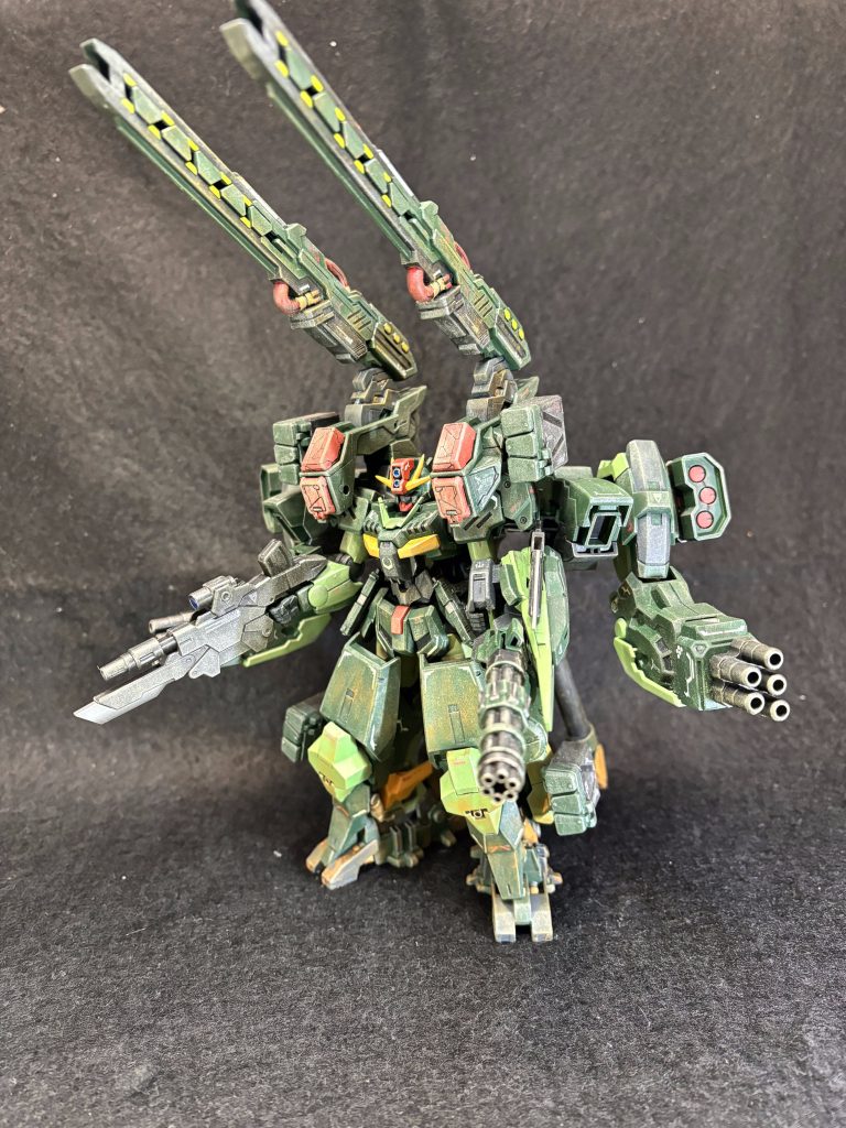 今回は主にSDのサージェントヴェルデバスターの装備とダンタリオンのハーフカウルTを用いてフルアーマーっぽくしてみました。脚部のアーマーはポロポロと余ってたコアガンダムのアーマーとセラヴィーガンダムの腰パーツをくっ付けて製作しました。ヴェルデのレールガン含む肩アーマーがコマンドに結構マッチして気に入ってます。久しぶりにデカールとウェザリングに挑戦。デカールはフィーリングで貼ったから何か変になってても勘弁。ウェザリングはウェザリングマスターで手軽にやったので結構ポロポロ剥がれます。