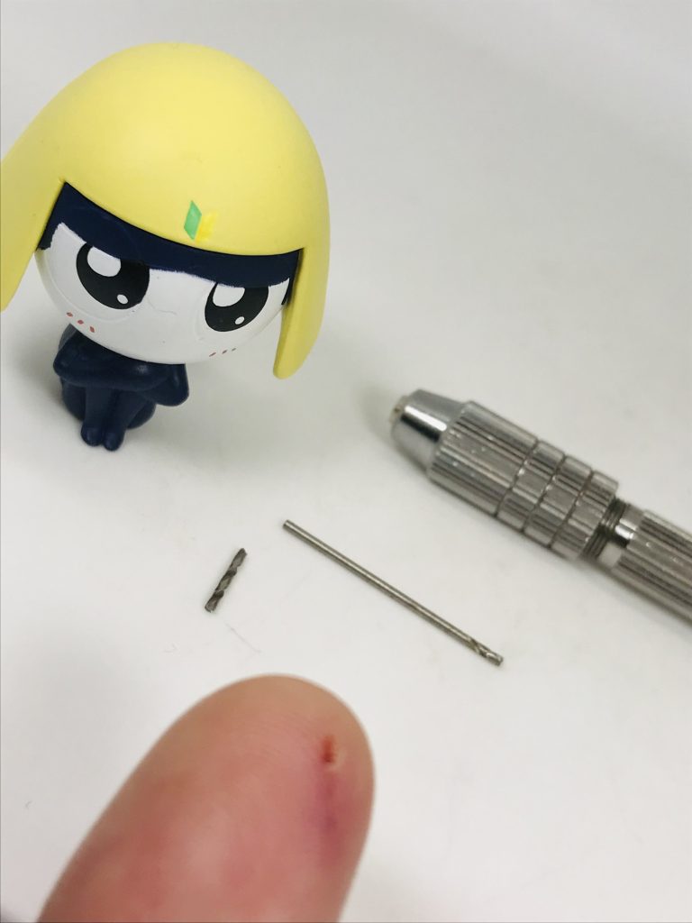 ピンバイスが折れて人差し指にブッ刺さりました😭プラじゃなくて硬いゴムっぽい素材だから…ドリルがポッキリ逝ってしまいました…おまけに…指が…痛すぎ…ちなみに写真はブッ刺さってから2日後です←どうでもいい?🙄wついでなので、私の個人的にカッコいいと思う写真の撮り方を軽く説明すると…