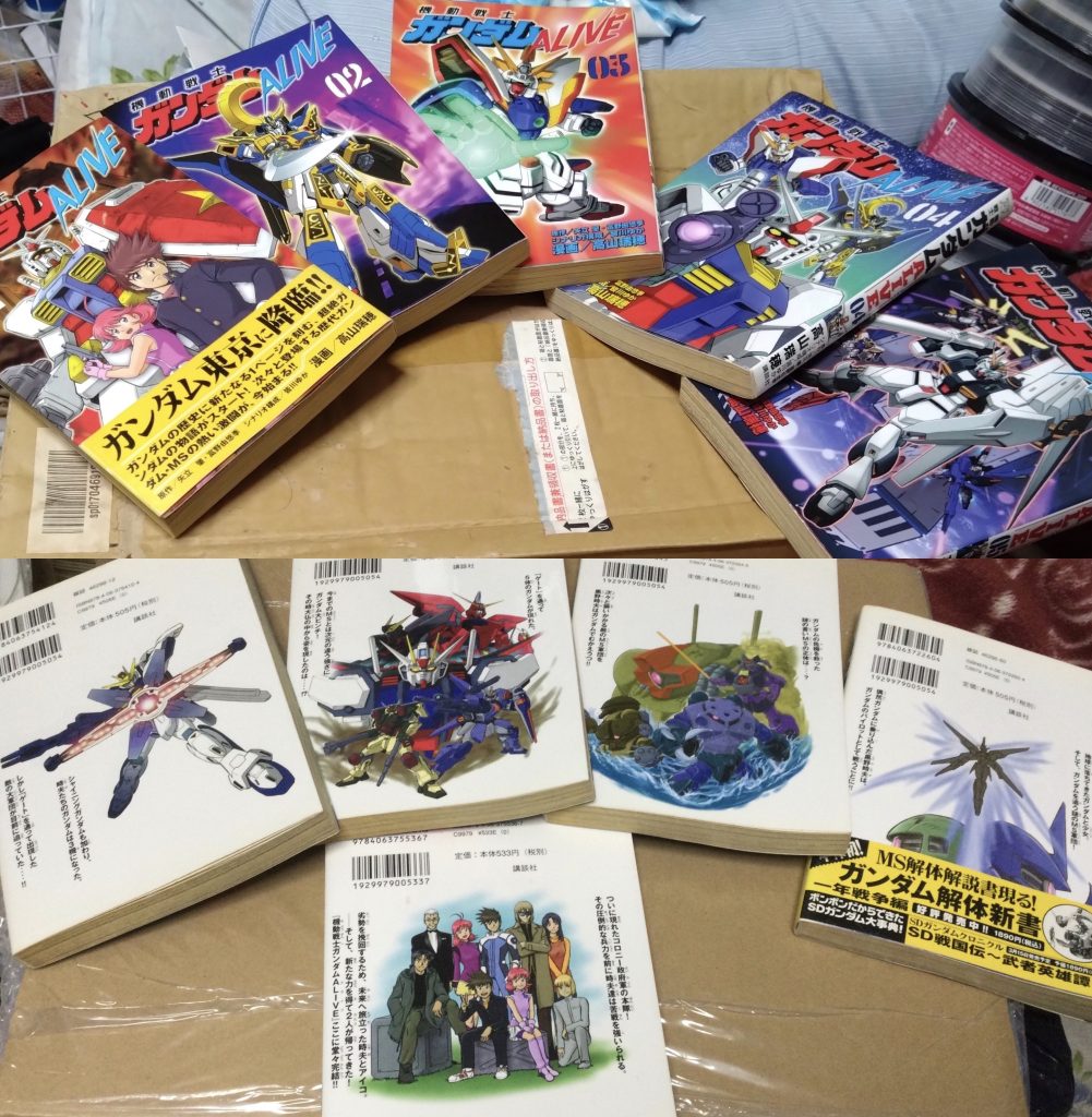 『機動戦士ガンダムALIVE』時は西暦200X年。東京に謎のロボットが空から落下した。それは、『モビルスーツ』と呼ばれるロボット兵器であった。そして、もう一機のモビルスーツ『ガンダム』が、『黒野 時夫(くろのときお)』というごく普通の少年の前に落下するのだったーーー という物語。 簡単に言いますと、未来の人間が今の時代に来て、侵略しようと戦争になるという話です。未来から来る侵略者からこの時代を守る主人公達のストーリーになります。ガンダムの他にZガンダムやザク、ドムといった宇宙世紀のMS以外にも、未来世紀のシャイニングガンダムやC.E.のストライクやイージス、デュエル、バスター、ブリッツ、更にはプロヴィデンスなどのMSが多く出てきます。また、ほんの一コマにフラッグも出ていたり…。とにかく、面白い作品であることは間違いありません。 ちなみにこの作品のMSは各機体の原作作品とは異なる系譜で開発されており、宇宙世紀関連でも配備時期や性能に数十年の開きがあるMSが同時に量産・配備されている。原作で見せた機能や装備は一通り再現されているが、ニュートロンジャマーやバッテリー式で駆動する日本製ガンキャノンの説明から、通常は核融合炉のようなバッテリー駆動以外で動くMSが一般的であるらしいようです。また、地球での戦闘がほとんどにも関わらず、ドラグーンやファンネルといった宇宙でしか使えない兵装も重力下で普通に使えるようです。