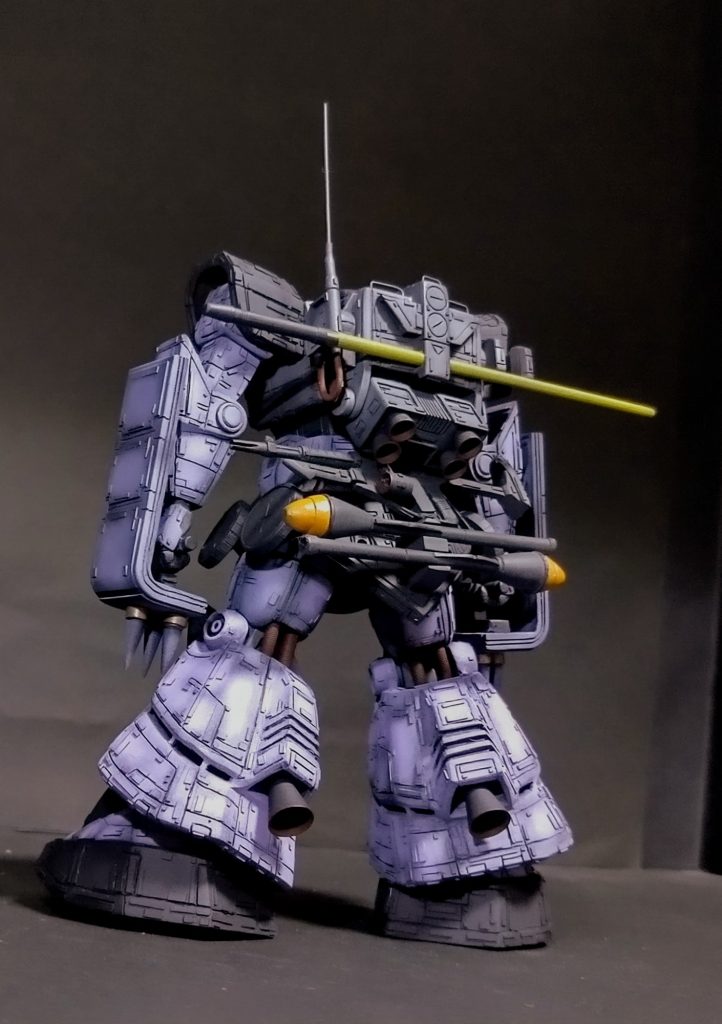 スカート両脇と後ろに武装装備用のハードポイントを作っておいたので、前のFGザク編の時に多めに量産しておいたザクマシンガン、マガジン、シュトルムファーストなどを取付けました。勿論差し込み式なので外せます😊