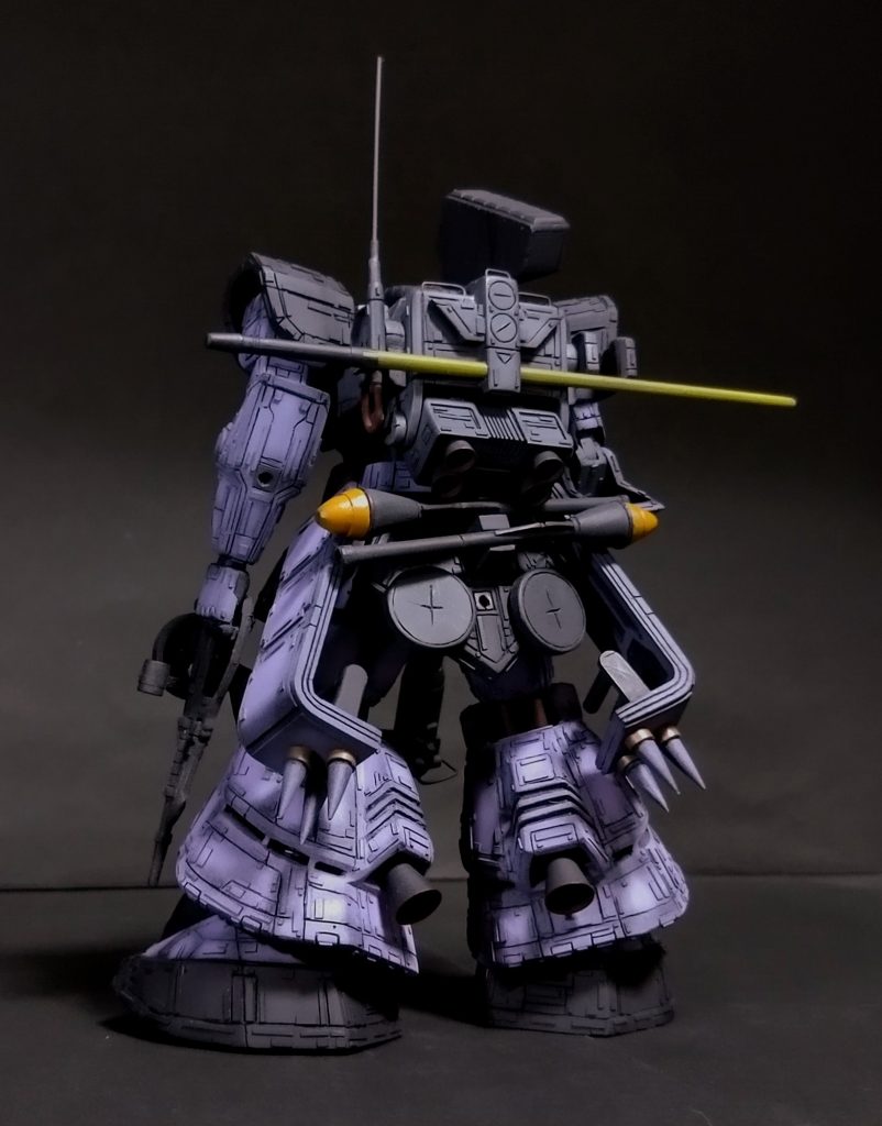 外したナックルシールドはスカート両脇のハードポイントに取付けて携帯します🤣