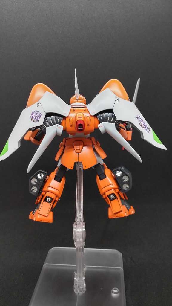 関節や武装類はメタリックグレーにエナメル塗料のチタンシルバーで部分塗装。