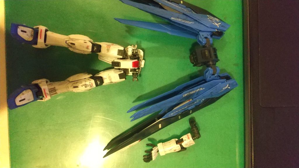 おまけこちらはRGフリーダムだったものです。上のような惨状になったのはストフリの欠けたパーツに補修したり、他の改造に使ったからです。そして、嫌な思い出があります。このRGフリーダムは2ndストリートで中古品定価ぐらいだったので「ひゃっほーい」と思って買いました(中身を確認せず)。帰って蓋を開けるとランナーが一部袋から出ています。「あっ」と思い、ランナーを見れば、胴体と右腕、両肩のみ切り取り、それ以外を中古品として出していたようです。しかもニッパーも中にいれることで値段をかさ増しするという戦法で。これが人生初の中古品買って損した出来事です。皆さんも定価ぐらいの中古品は怪しんで下さい。最近の中古品販売店はこの前のガンプラすり替え事件を受けて中身を確認させに来ますから、ちゃんと説明書見て、ランナーが足りてるか等確認してから買いましょう。