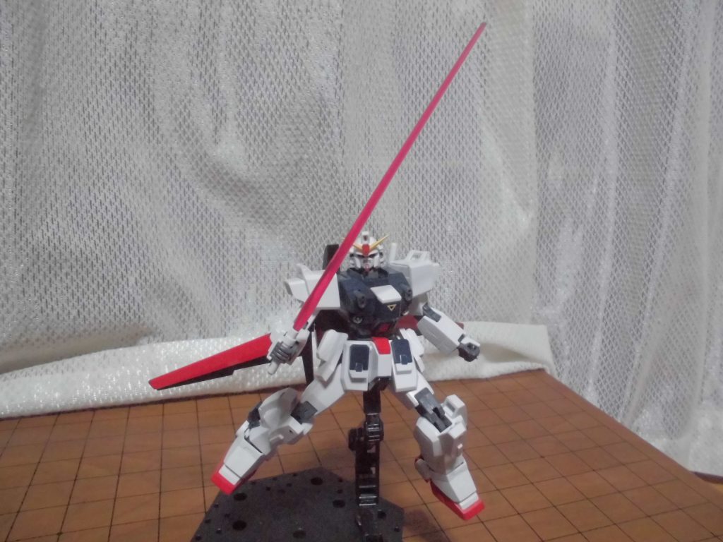 EXAMシステム発動中のアクションポーズその1『ビーム・サーベル』を装備し『空中格闘』を仕掛ける!