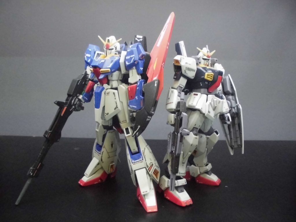 同じくRGのシールを貼り込んだHGのガンダムマークⅡと。いつもと違うカメラなので、少し色が薄く見えています。細部や裏塗装位で表面はほぼ成形色のままです。