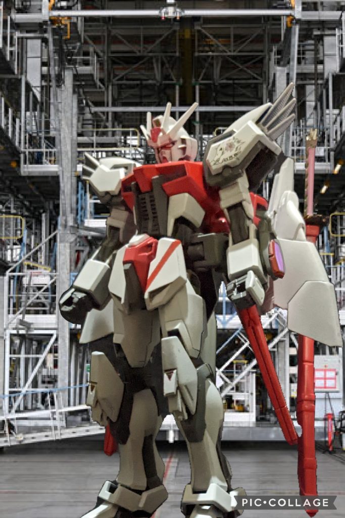 [揚げ物百個はムチャデッセ劇場]第４幕「二人のイヌガミ」キラ「カガリ、お疲れ様〜」カガリ「キラぁ、来てたのか」キラ「うん、エリカさんとの打ち合わせと、母さん達に顔を見せにね」カガリ「そうか、カリダさん達は元気か？私も近い内に顔を合わせたいな」キラ「うん、元気だよ。今日も「孫の顔を早く見せて」って言われて参っちゃったよ」カガリ「まぁ…家の前の海岸でロマンティクスし……」キラ「やめてよね( ///)」カガリ「 私が言ってるんじゃない…投稿者が言わせてるんだ！！」キラ「やめてよねっ！！ｷﾗｷﾗﾊﾞｼｭｩｩｩﾝ!!　」さ……さー…せん… ｺﾞｰ…ﾋｭｰ…(虫の息)キラ「それよりもアスランの姿が見えないけど……」カガリ「犬神刑だ」キラ「 イヌガミケイ？」　　　　　　　オーブ海岸浅瀬で犬神家になってるアスランｲﾇｶﾞﾐｹ… アスラン「(何故だ……俺はただ、裸芋ジャーを希望しただけなのに……)」 カガリ「ちょっとな……アスランには頭を冷やしてもらっている」キラ「(あぁ…アスラン、またやらかしたんだね…)そういえばエンブレム付けたんだねストライクリリー」カガリ「あぁ…オーブの獅子たるもの、常にビシッとしていたいからな」シン「 隊長〜、こんな所に……そろそろプラントへ戻りますよ」ルナマリア「あ！これが噂のカガリさんの新しい機体ですね♪カッコイイ♪」カガリ「だろ？だろぉ♪」シン「へ〜…背中の武装…何で赤に白い線が？何かルナマリアの裸芋ジャーみたい(笑)」カ◯ジ顔のカガリとキラカガリ「！？」ｻﾞﾜ…キラ「！？」ｻﾞﾜｻﾞﾜｻﾞﾜ…ルナマリア「 ( /// )！？！？！？　ｷﾗｷﾗﾊﾞｼｭｩｩｩﾝ!!　シンの……バカぁぁぁぁぁぁっ！！ 」バチコーーーーン！！🖐️　　　　　数分後オーブ海岸浅瀬で犬神家になってるシン( 隣にアスラン)ｲﾇｶﾞﾐｹ… シン「(どうして…どうして、こうなった……)」ｲﾇｶﾞﾐｹ… アスラン「フッ…シン…お前はまだまだ女心が解ってないな　ｶﾞﾊﾞｺﾞﾎﾞ…」ｲﾇｶﾞﾐｹ… シン「あんたにだけは言われたくない　ｶﾞﾊﾞｺﾞﾎﾞ…」ｲﾇｶﾞﾐｹ… アスラン「いいかシン、乙女心というのはな……ｶﾞﾊﾞｺﾞﾎﾞ…」ｲﾇｶﾞﾐｹ… シン「うるさいなぁ！！あんたはいったい何なんだ！！　ｶﾞﾊﾞｺﾞﾎﾞ……」ルナマリア「フン！バカシン！　そういう所がガキだって言うのよ！！」キラ「(裸芋ジャー流行ってるんだ……ラクスかな……)」 　　　プラントのキラ・ラクス邸ラクス「ﾍｯｸﾁ!!　あら嫌ですわ…風邪でしょうか？」ピンクちゃん「 ナンデヤネン！！」  