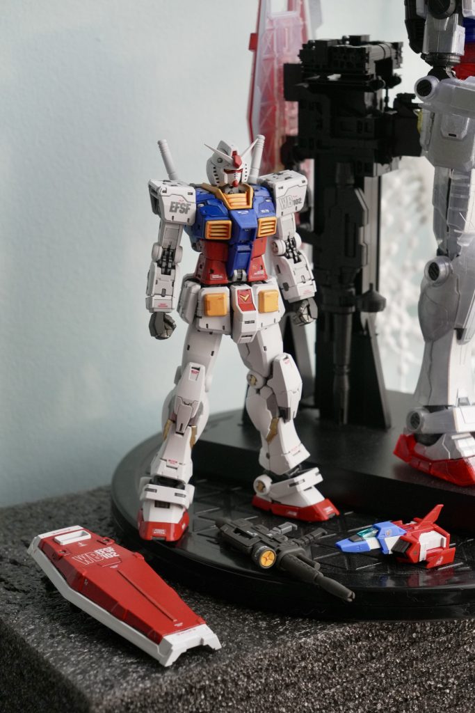 This kit is loaded with massive amount of detail, so this time I decided to tone it down by removing some of them. And for off-white parts(like shoulder armour), I painted them in bright-white instead to improve colour consistency.