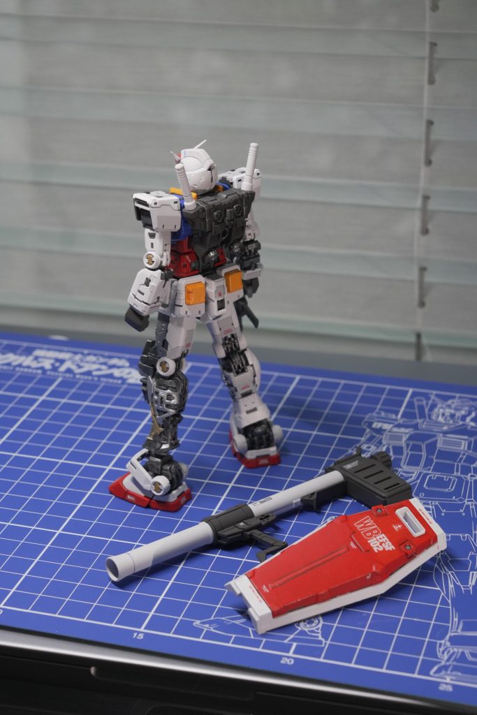 Rear view, hyper bazooka and slightly-modified shield part.