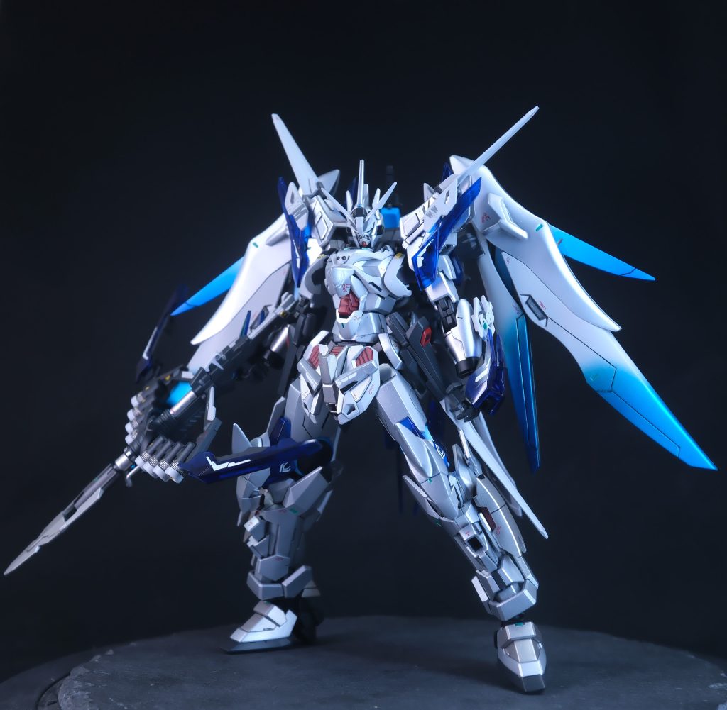 ファントムトランジェントガンダムグレイシャーデスティニーが主な材料です。