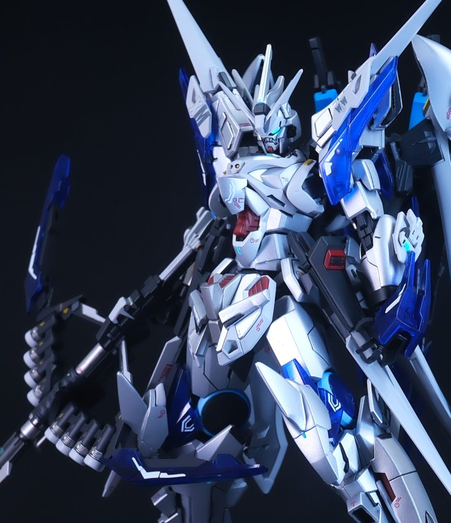 頭部はアンテナを増設し、通常状態でガンダムっぽくなるようにしています。機体名のχはXではなく(カイ)。自分のミキシング系クロスボーンシリーズに付ける機体名ですが、折角なので同じコンセプトのファントムにも襲名して頂きました。