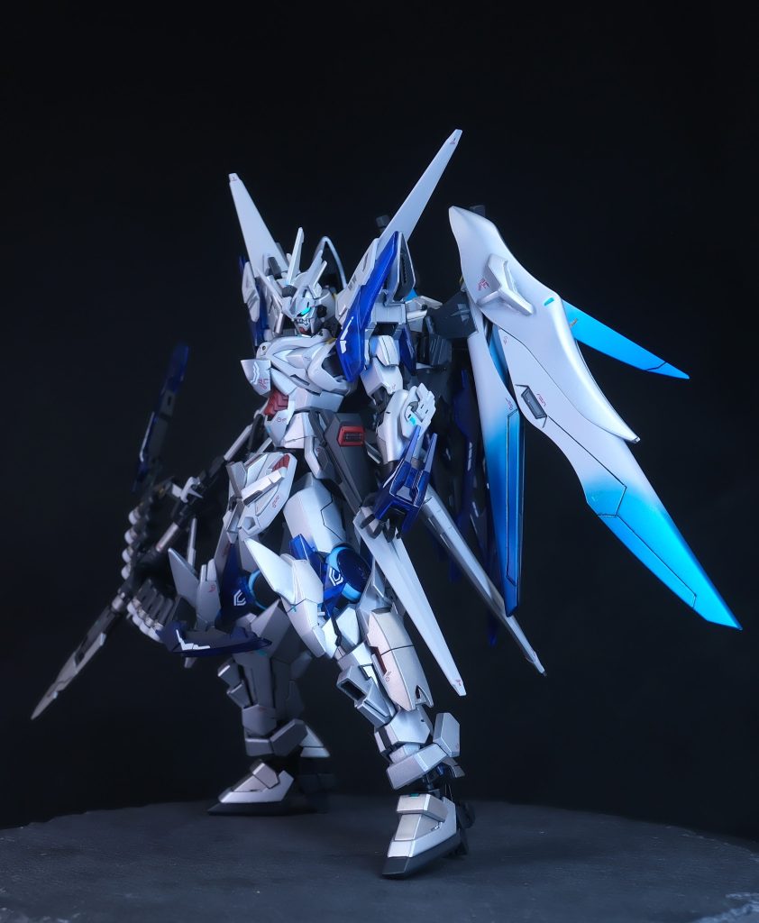 機体設定ミノフスキードライブの動作が完全ではないファントムをベースとして、GNドライブ、ボワチュールリュミエール、といった関連技術を統合することで、本来ファントムが目指していた機体性能の達成を目的として改修した機体。目的はおおよそ達成され、余剰粒子の放出を伴うことなく、高速機動が可能となっており、機体性能は十分と言える。