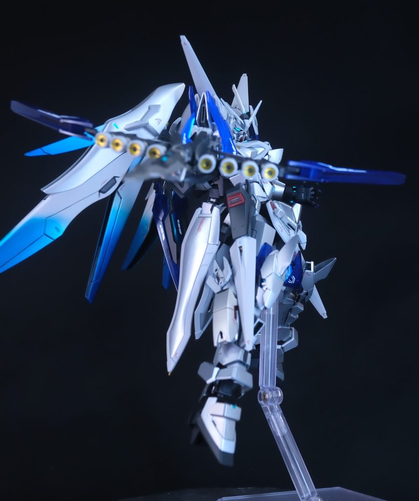 ピーコックスマッシャー改原型武装のピーコックスマッシャーに、GNブレイドなどを統合し威力を増加させた兵装。単純な威力の増加と共に、銃身からはフレイムブレイドを展開し射出することも可能。