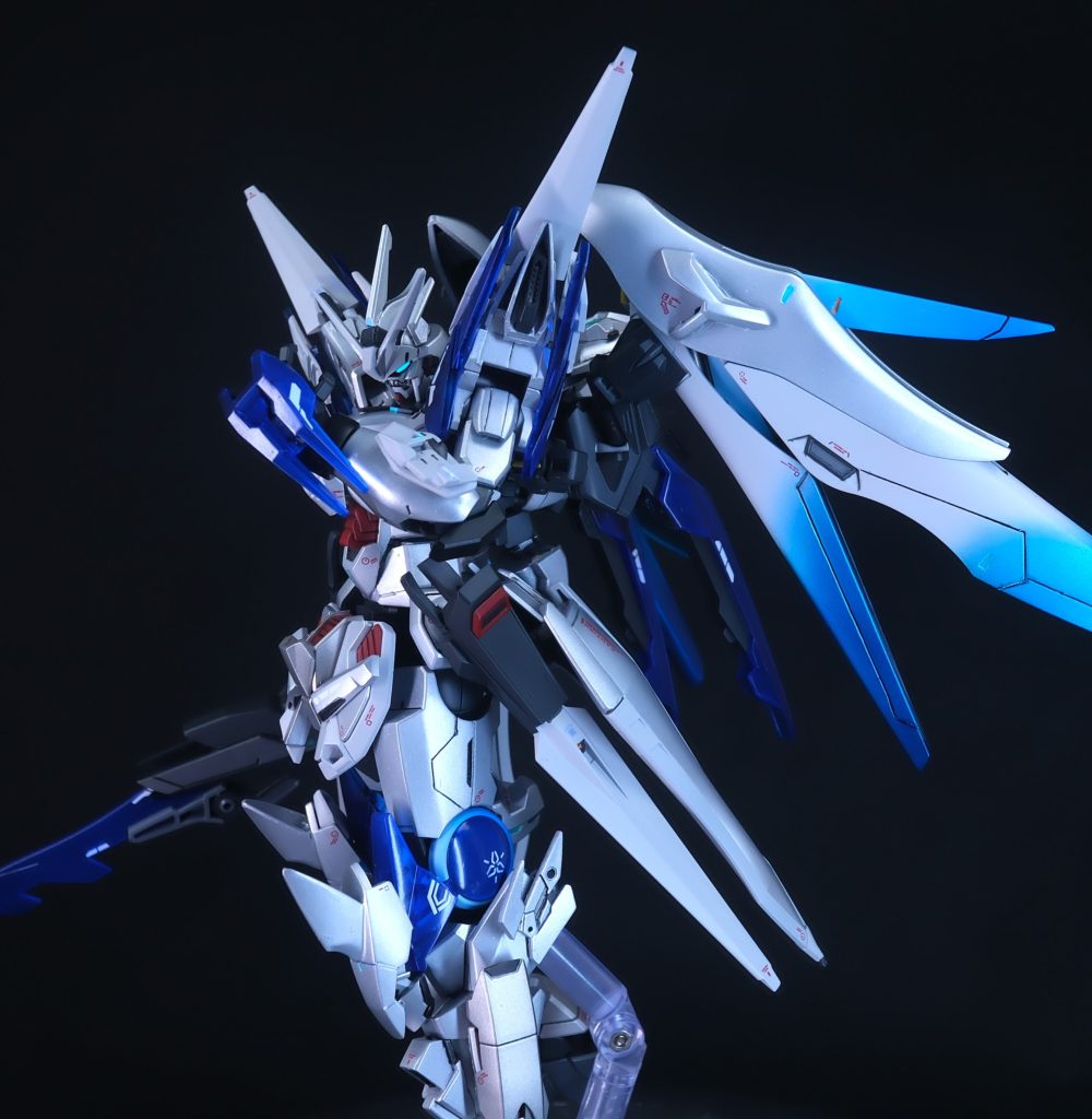 スラスターブレイド腰部に装備されている実体剣。持ち手にはヒートソードを採用し、ヒートソードのみを使用することも可能。また、ヒートソードを抜いたスラスターブレイド自体をファングとして使用することもできる。