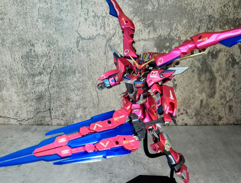 羽はそれぞれが武器になってます。上羽根は銃剣。下羽根は合体して大剣に。まぁ適当にキットを流用しただけというのが正体だったりしますが(^_^;)