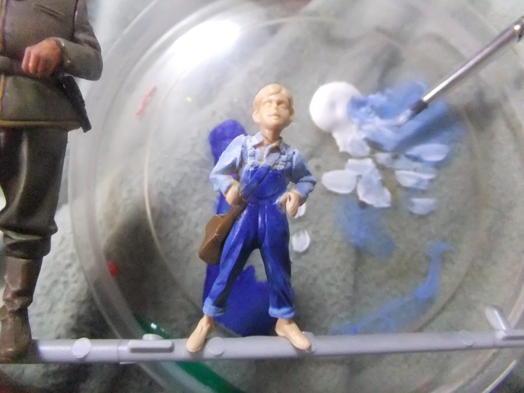 今回はアクリル絵の具とガンダムマーカーで彩色していきます。百均アクリル絵の具にガンダムマーカー　ブルーを混ぜて筆塗りを行なっています😁