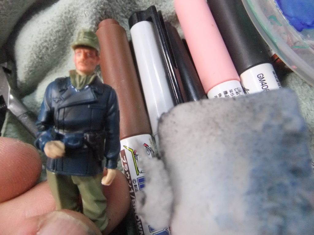 シュタイナー大尉はリアルタッチマーカー&マッキーコピックと百均メラニンスポンジだけで施工していきます✨この時点で白目と瞳は書き込んであります。