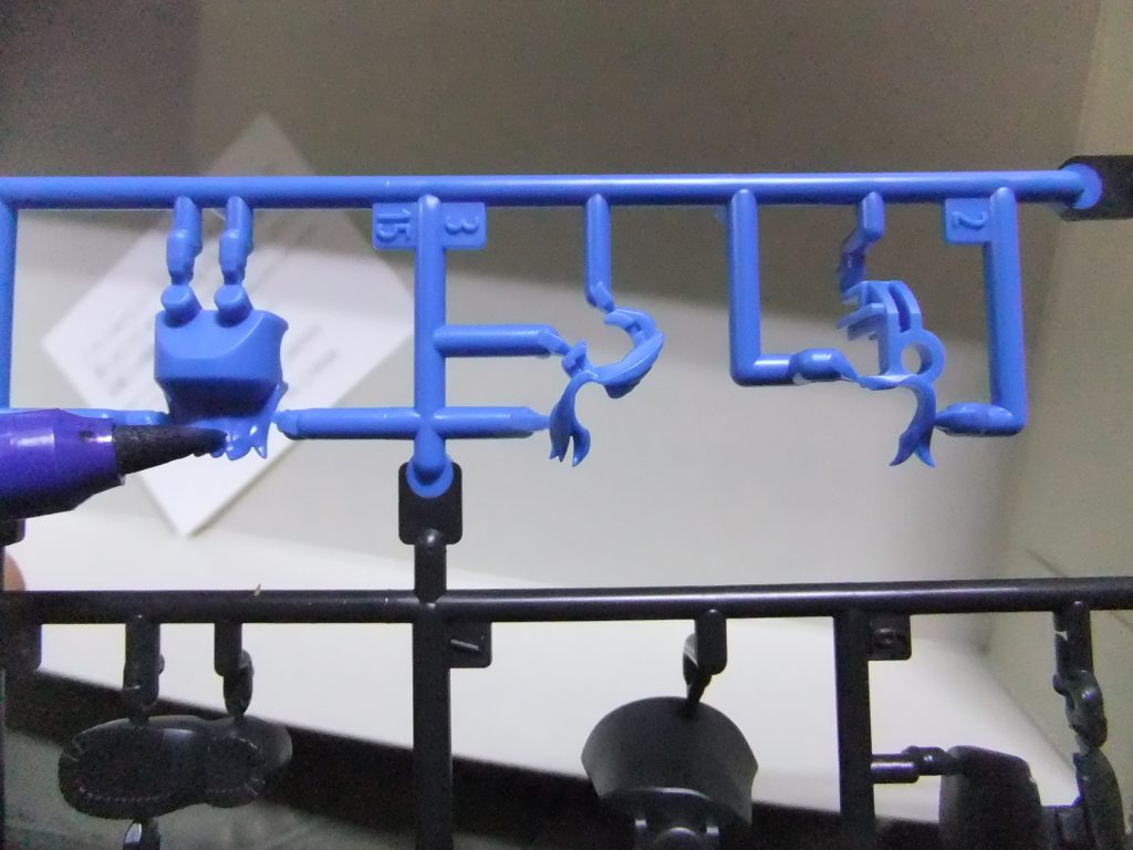 髪の毛パーツや靴や装飾品にもリアルタッチマーカーを塗布してメラニンスポンジで研磨して陰影をつけます。スピード勝負?の時にはうってつけの施工方法デス♫