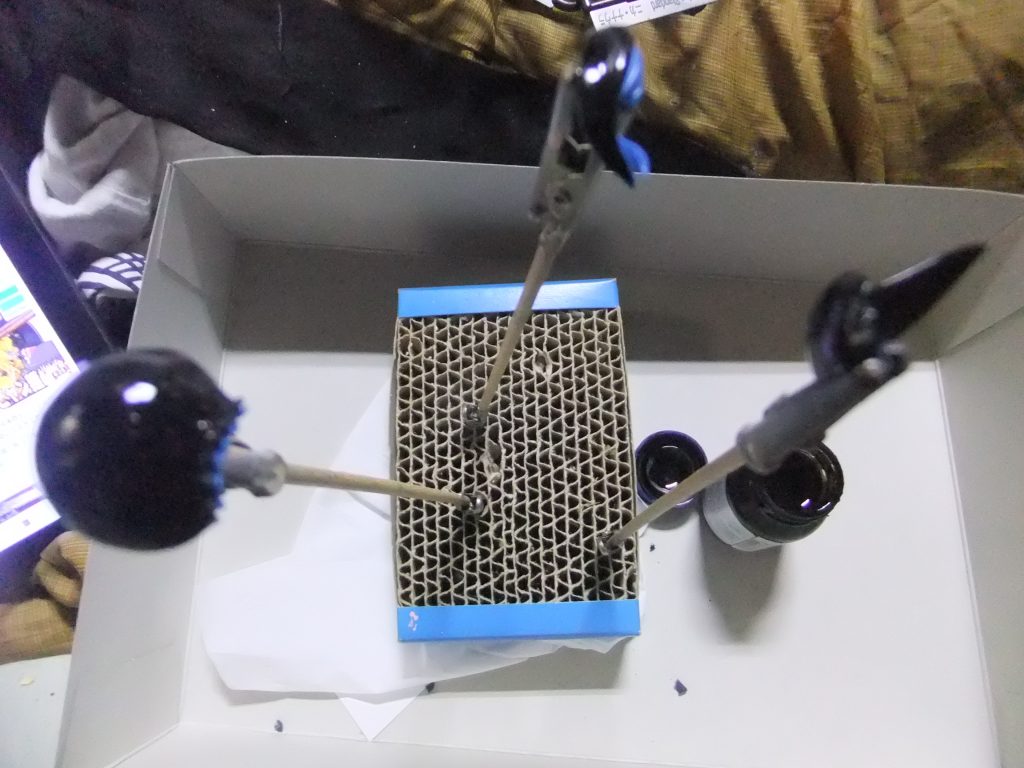 頭髪に使用したガイアカラーのプリズムブルーブラックは価格は良い値段「小売価格 1,100円」となりますが? 筆塗りで塗ってもコノ光沢なのは本気でチートアイテムデス😁