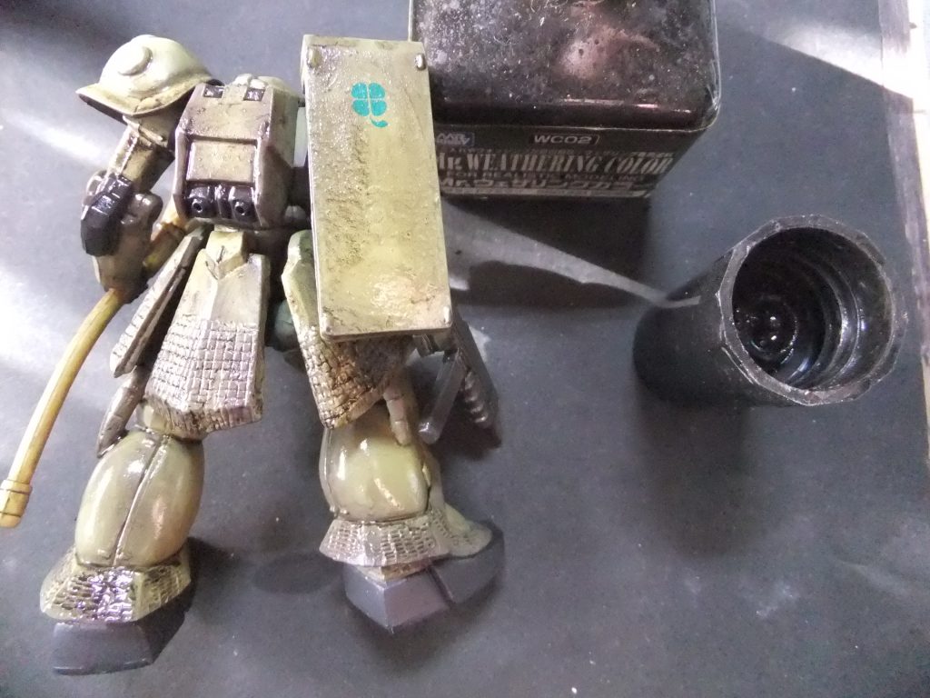 ウェザリングカラー　グラウンドブラウンでウオッシングを行いマス😁