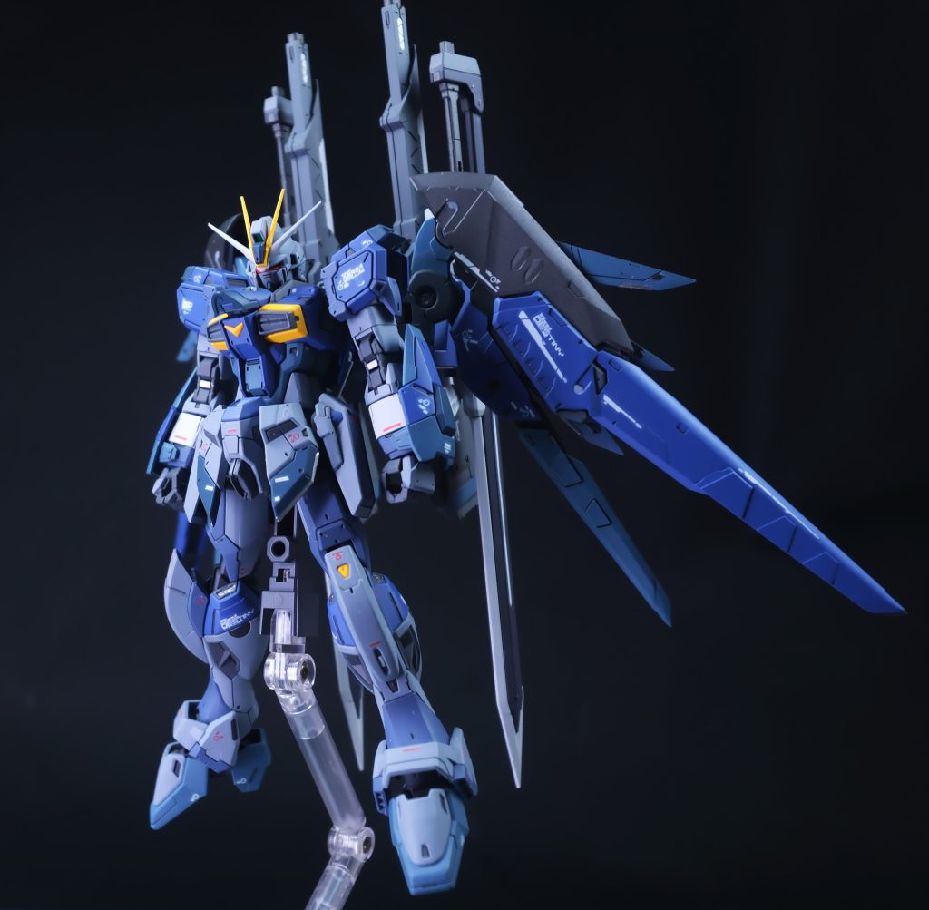 本体のブルーグレーは以前に作ったG3ガンダムの余りを再利用。結構いい色だったので、また使えて嬉しいですね。