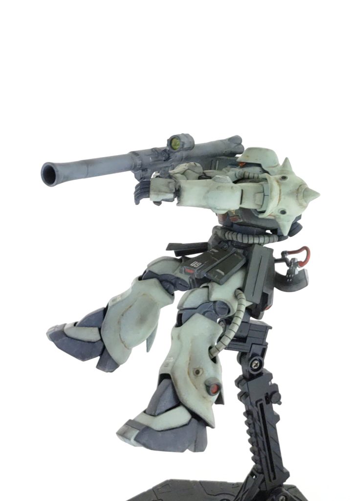 空中戦にて、バズーカを撃った衝撃で機体が少し後ろにもっていかれている所です。