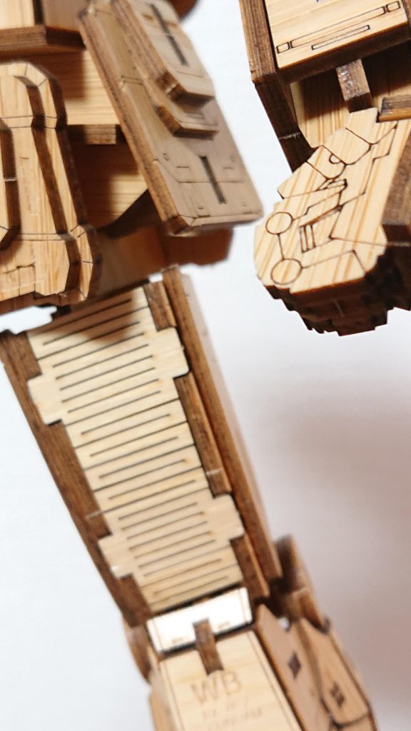 拳と竹を切り放さずにカットして曲面を造型しているパーツのアップ