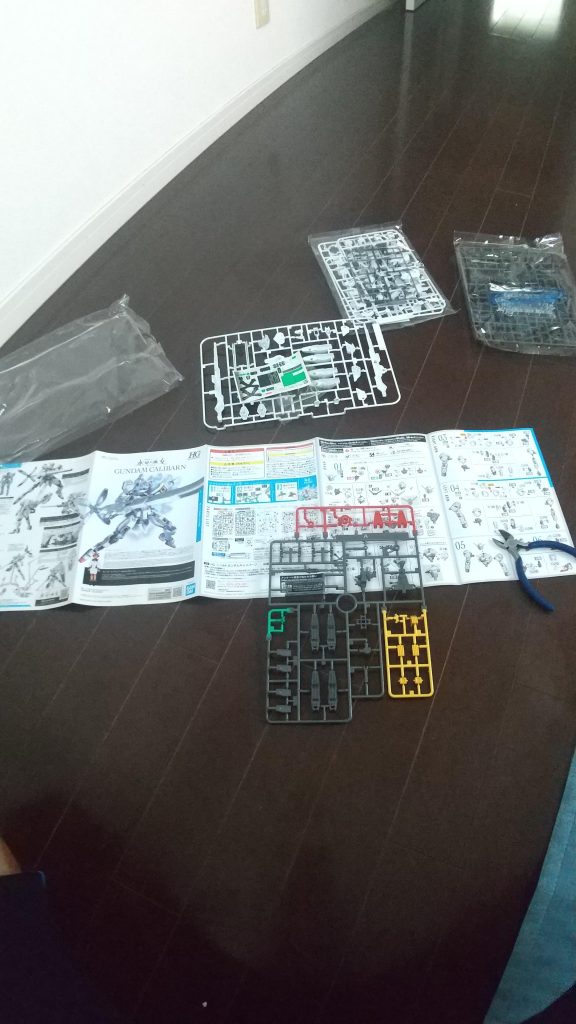 意外とパーツが少なくてびっくり…右手の変態キャノンでパーツは多いかと思いましたが全然そんなこと無くサクサク組めました!