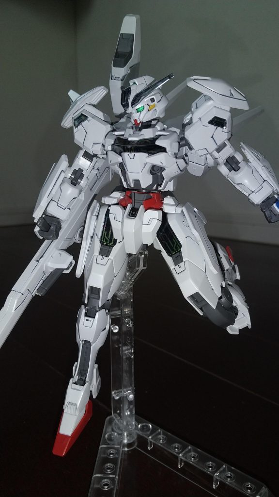 目の部分だけペン塗装しました…               にしてもこのクリアパーツをホイルデカールに被せる方式めっちゃ良い…!