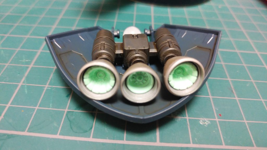 バーニア周りは設定に近い薄い黄緑で塗装。宝石みたいな色になって綺麗ですが、何度塗っても下地が透けて大変でした…。バーニアはビルダーズパーツに差し替えていて若干ですが可動します。