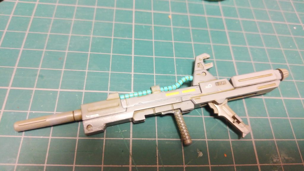 ナラティブ版のビームライフルは持ち手以外に支える棒が追加され、ビームパックがユニコーン時代の共通エネルギーパックになり、ライフルのお尻部分もそれに合わせて変更されていたので改修。ハンガーラックも変更されていたのでバズーカから移植しています。