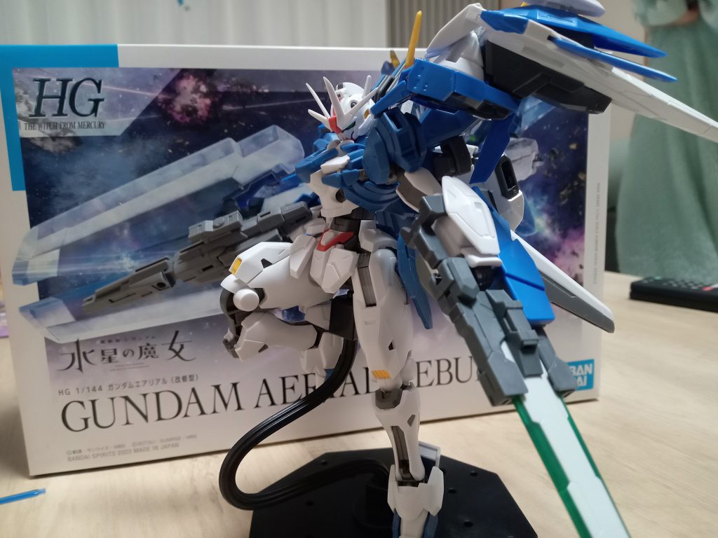 仮組み。GNドライブの基部は肩アーマーに穴を開けて差し込む力業、オーライザーはライフルの接続部にオーライザー側のピンぶっ刺しでそのまま付いたのでミキシングとしては簡単な部類だと思います。