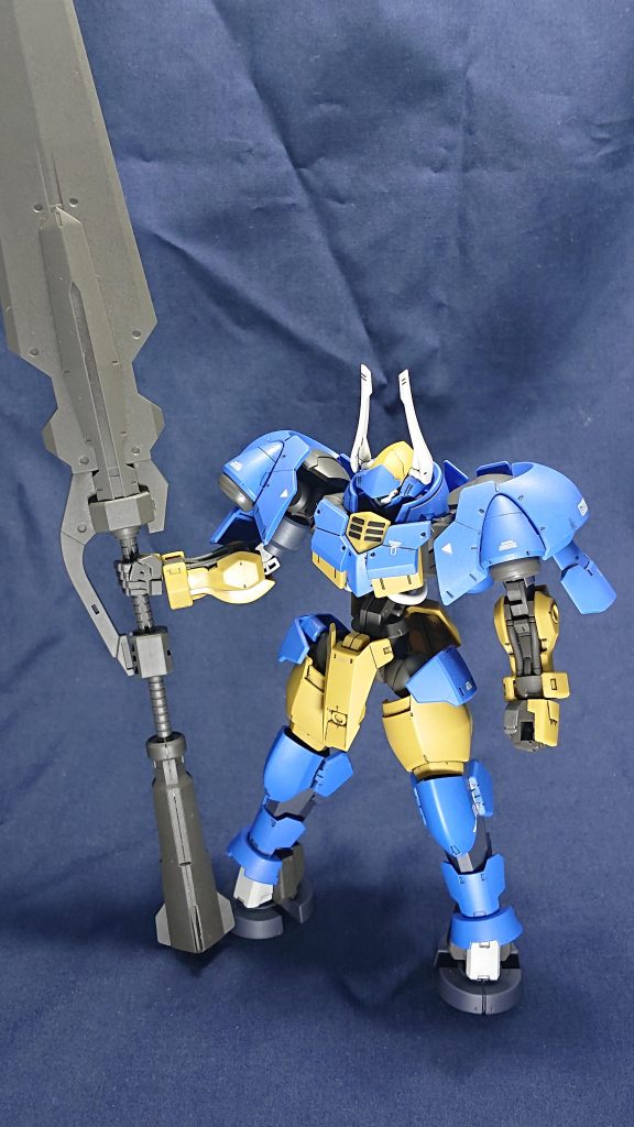鉄血のオルフェンズ2期で登場し、MA ハシュマルを迎え撃つクリュセ防衛線で活躍した機体ですね。デザインもだいぶツボだったのと、超大型の剣を持つというしびれる設定が好きで発売時に購入していました。キットだとバイザーになっていなかったので、ジャンクパーツを使っています。ストレート組みでカメラ部分は蛍光塗料、あとは市販のデカールで作成しました。