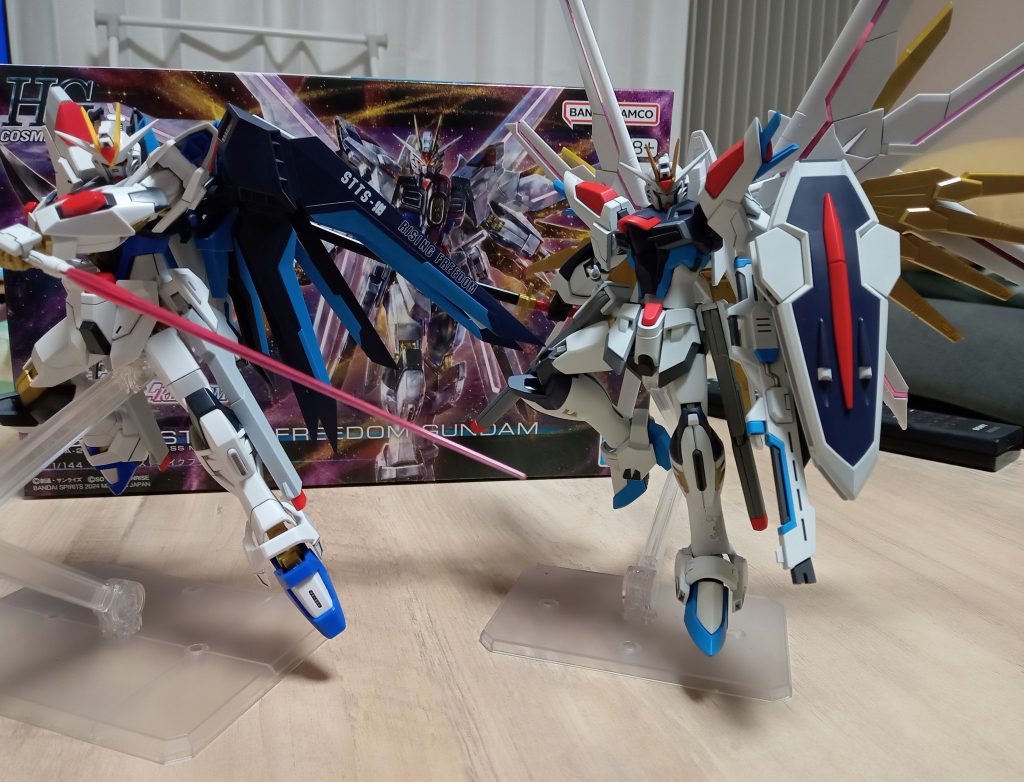 折角なので素組みのマイフリとバックパック交換。ライフリ側がフリーダムカラーなので違和感ない仕上がりに。