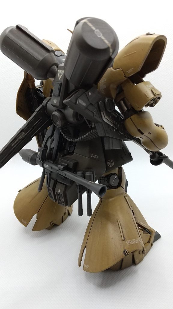 背面にはやっぱりギラ・ズールから拝借した装備をごちゃごちゃと。タンクの合わせ目はデカールでごまかしております。