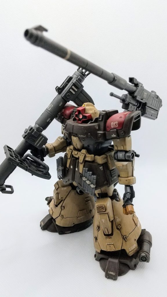 蛇足と思いつつも鉄血の滑腔砲背負わせてしまいました！塗装はクレオスのレッドブラウンとタミヤのライトサンド、どちらも缶スプレーです。