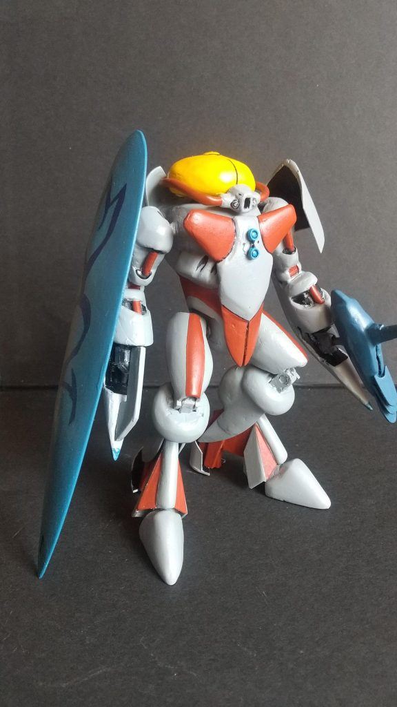 頭のパイプはエナメルチューブとパテを組み合わせたもので、あまったチューブは人工筋に見立てて両腕に通しました。でもちょっと細かった…?