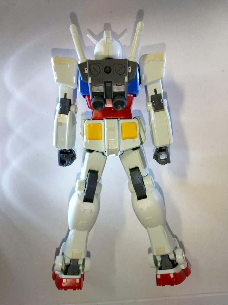 ヒザ裏とヒジ裏は隙間が目立たないように塞いでいます。